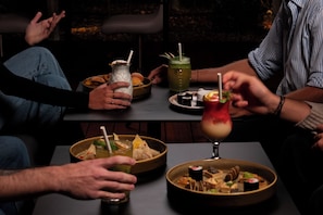 2 restaurants servant le petit déjeuner, le déjeuner et le dîner