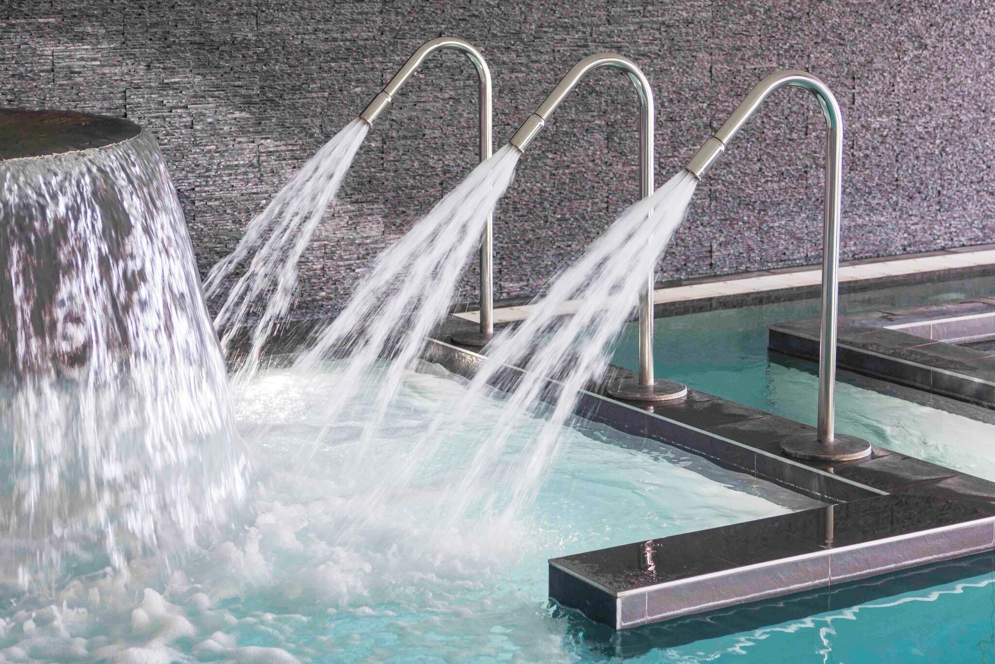 Couples treatment rooms, sauna, hot tub, steam room, hot stone massages