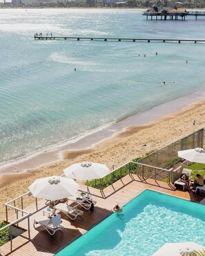 Utendørsbasseng, bassengparasoller og solsenger