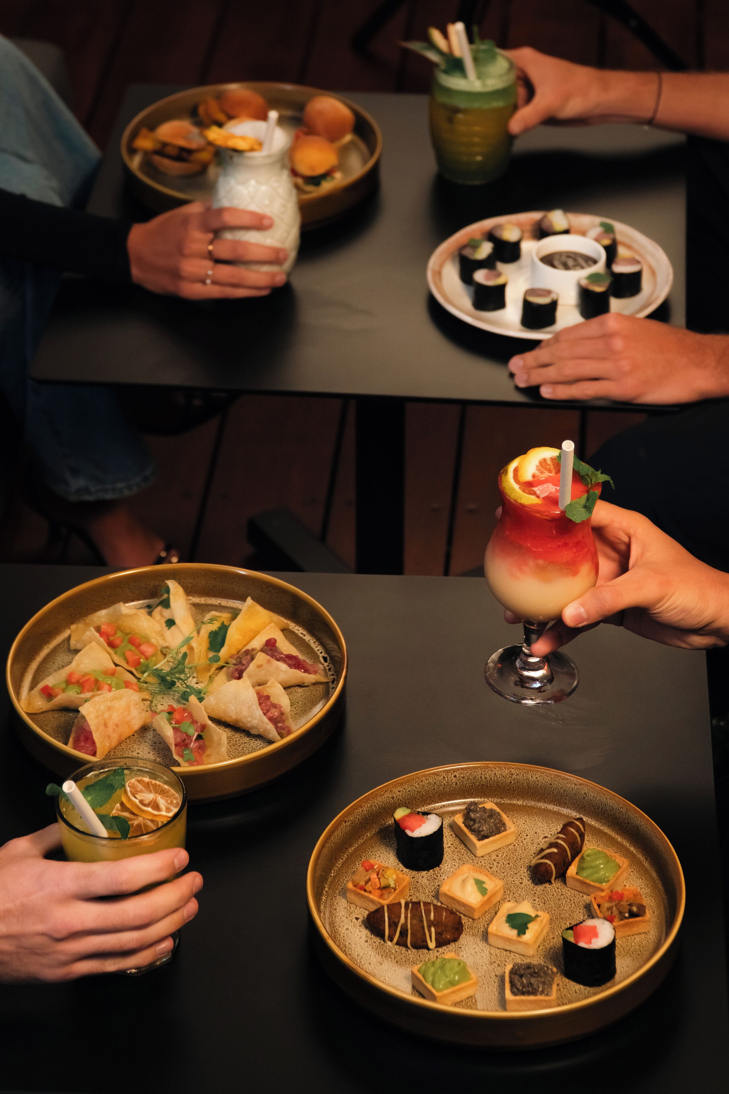 Un tavolo da pranzo con diversi piatti e bevande.