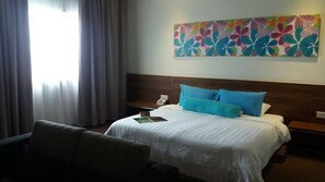 Studio Suite | Bathroom | Shower, rainfall showerhead, free toiletries, hair dryer