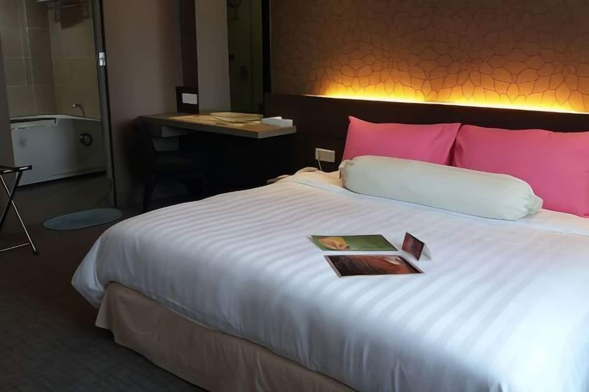 1 bedroom, minibar, desk, iron/ironing board