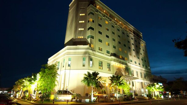 A multi-story hotel with a prominent corner entrance, illuminated by exterior lighting. - StarCity Hotel Alor Setar (Alor Setar)