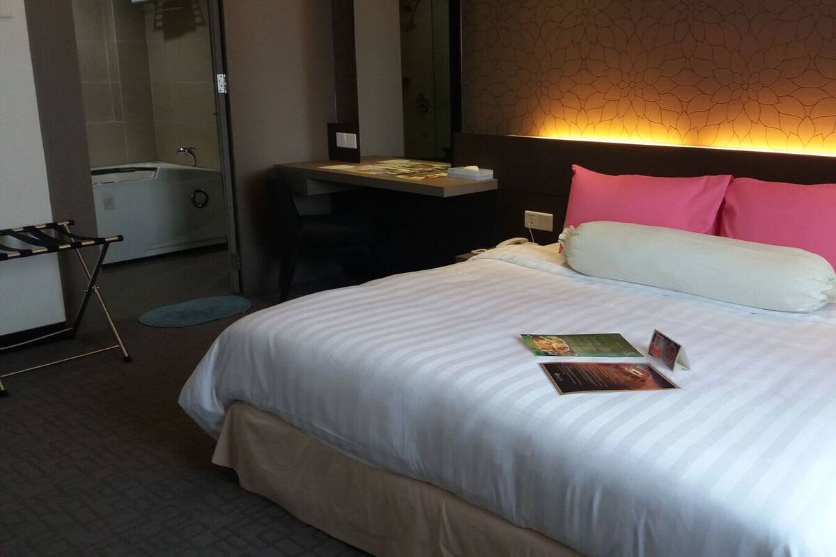 Minibar, escritorio, tabla de planchar con plancha y wifi gratis