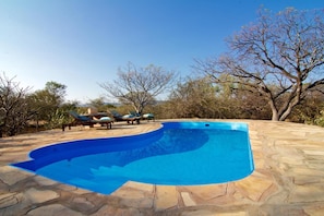 Piscina a l'aire lliure i gandules