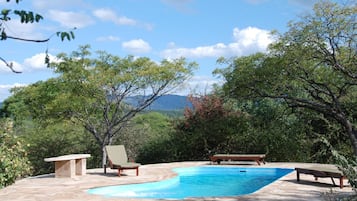 Piscina all'aperto, lettini