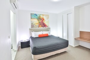 Apartamento estándar, 1 habitación (Ontario) | Ropa de cama de alta calidad, minibar, caja fuerte y escritorio