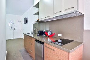 Standard Apartment, 1 Bedroom (Ontario) | Private kitchen