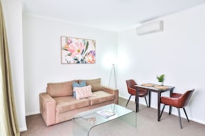 Standard Apartment, 1 Bedroom (Ontario) | Living area | 42-inch flat-screen TV with digital channels, plasma TV, Netflix - Indulge Apartments - Ontario (Mildura)