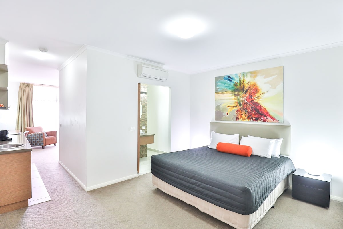 Standard Apartment, 1 Bedroom (Ontario) | 1 bedroom, premium bedding, minibar, in-room safe