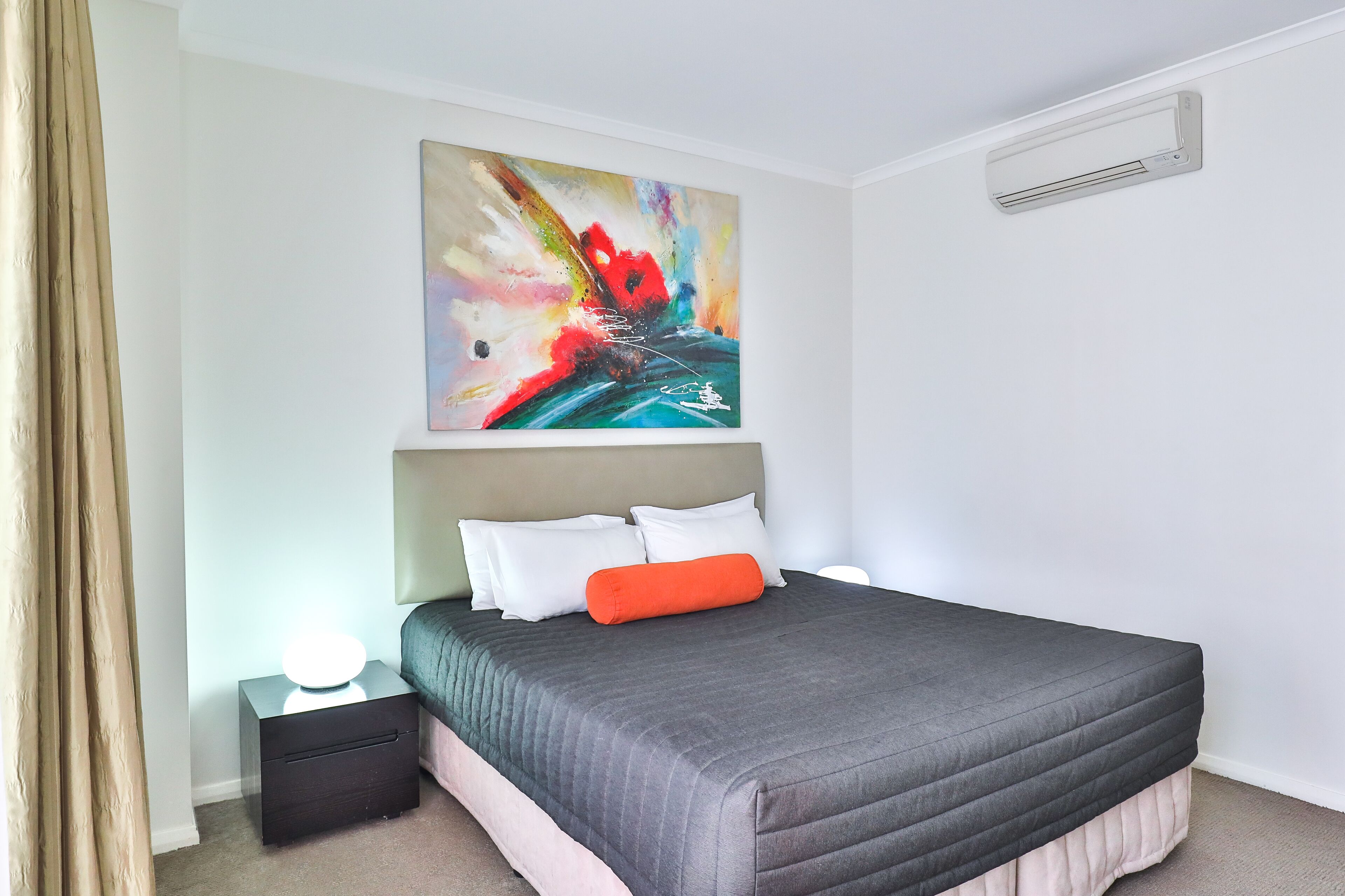 Luxe beddengoed, een minibar, een kluis op de kamer, een bureau