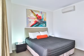 Premium bedding, minibar, in-room safe, desk - Indulge Apartments - Ontario (Mildura)