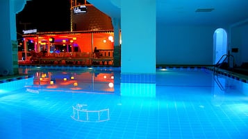 2 piscinas externas, funciona das 7h às 19h, guarda-sóis