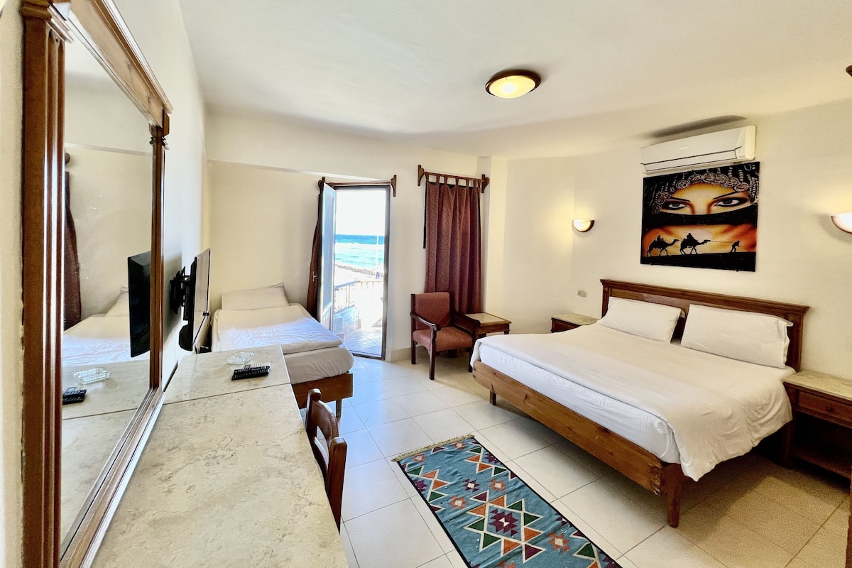 Economy Double or Twin Room | Minibar, bed sheets