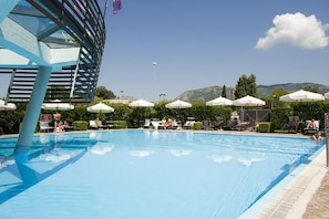 Outdoor pool, pool umbrellas, sun loungers