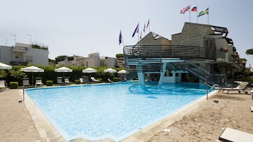 室外游泳池,池畔遮阳伞,日光浴躺椅