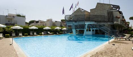 Outdoor pool, pool umbrellas, sun loungers