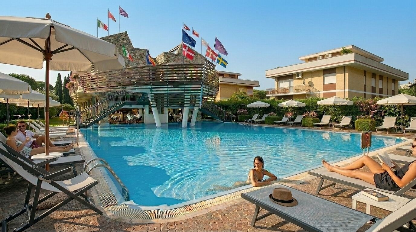Piscine extérieure, parasols de plage, chaises longues