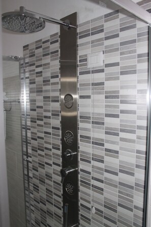 Habitación cuádruple, Aire acondicionado | Ducha del cuarto de baño