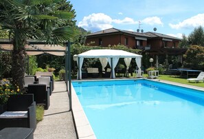 Outdoor pool, pool umbrellas, sun loungers - Albergo Paradiso (Maccagno con Pino e Veddasca)