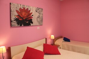 Habitación cuádruple, aire acondicionado | Sábanas italianas Frette, edredón y caja de seguridad en la habitación 