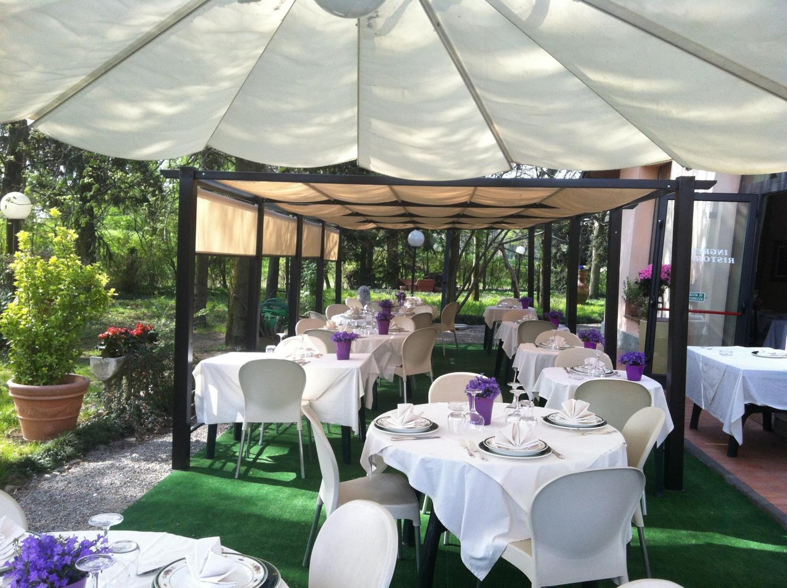 Petit déjeuner, déjeuner et dîner servis sur place, vue sur le jardin