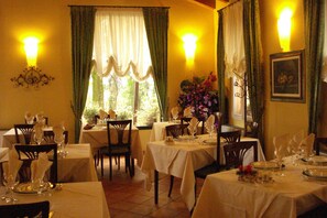 Déjeuner, dîner et souper servis sur place, vue sur le jardin 
