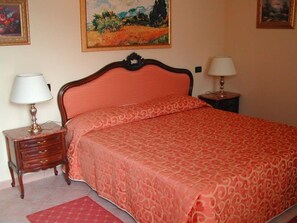 مأكولات ومشروبات مجانية في الميني بار وخزنة داخل الغرفة ومكتب