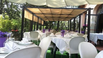 Breakfast, lunch, dinner served; garden views