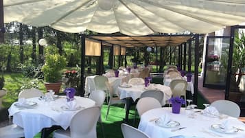 Aperto a colazione, pranzo e cena, con vista sul giardino 