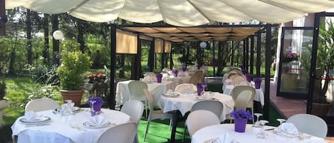 Breakfast, lunch, dinner served; garden views