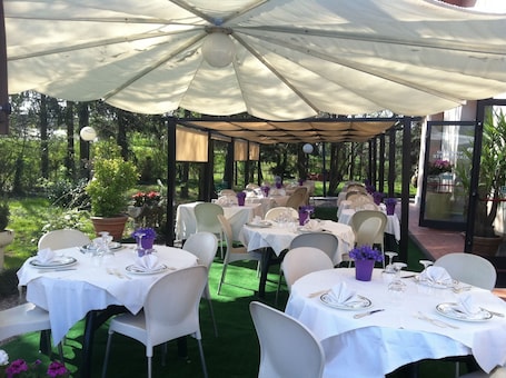 Se sirven desayunos, almuerzos y cenas; con vista al jardín