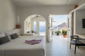 Deluxe Suite, Jetted Tub, Caldera & Sea View