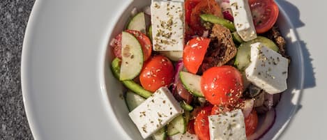 Une salade composée de tomates, de concombres, d’oignons et de fromage feta.