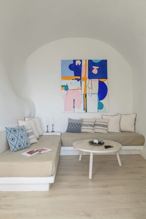 Deluxe Suite, Jetted Tub, Caldera & Sea View | Coin séjour