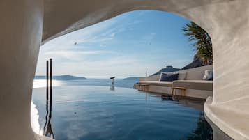 Piscine à débordement