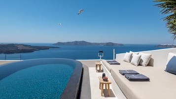 Una piscina al aire libre de temporada, sillones reclinables de piscina