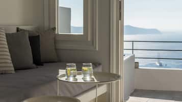 Deluxe Suite, Jetted Tub, Caldera & Sea View | Coin séjour | Télévision LCD