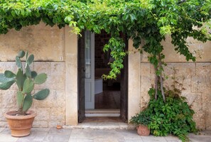 Deluxe Suite, Sauna (Hammam) | Minibar, in-room safe, desk, soundproofing