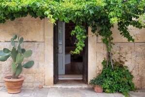 Deluxe Suite, Sauna (Hammam) | Minibar, in-room safe, desk, soundproofing