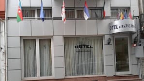 Un hotel con un letrero que dice "HOTEL KERVANSARY".
