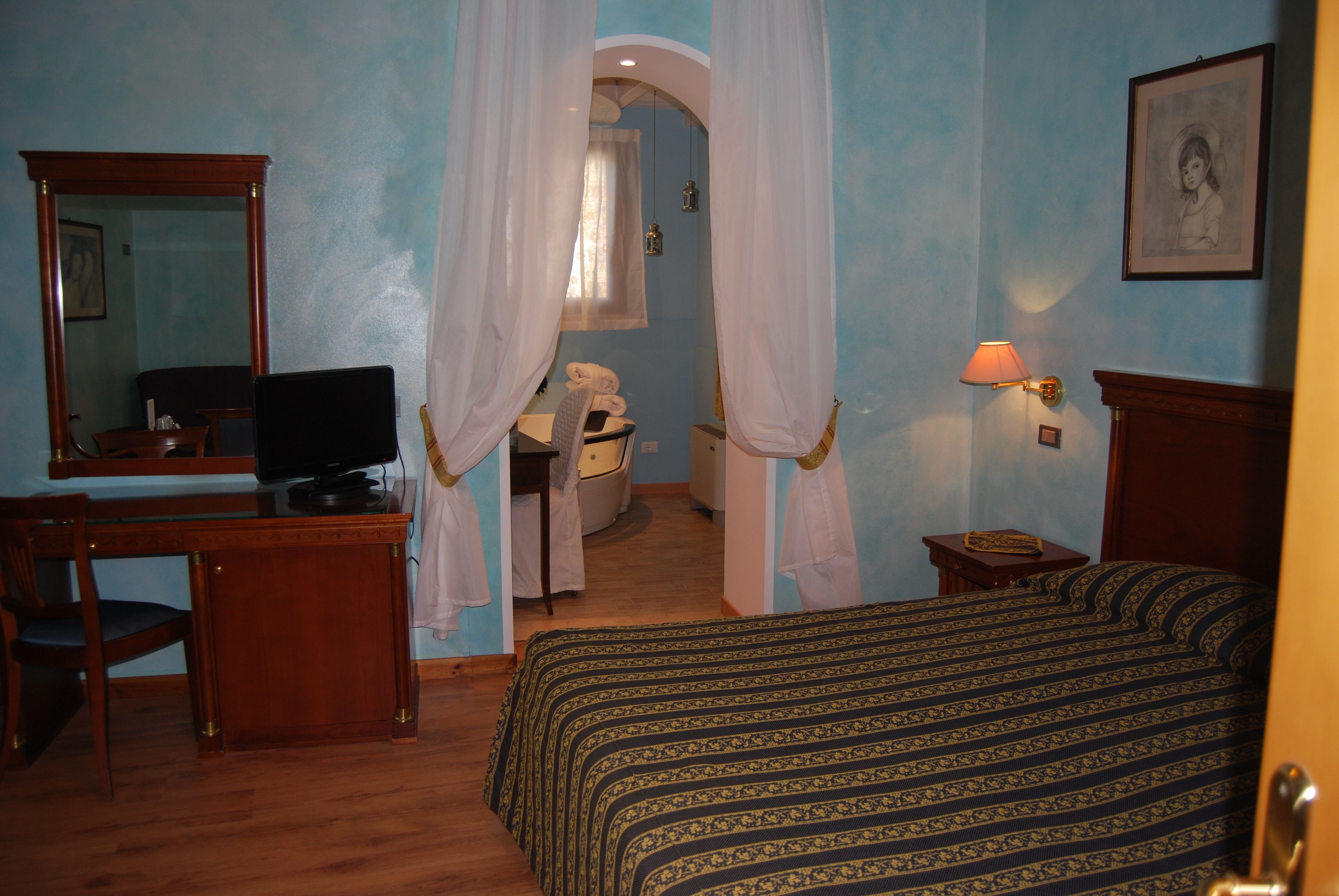 Economy Suite, Hot Tub