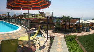 Alberca al aire libre por temporada y camastros