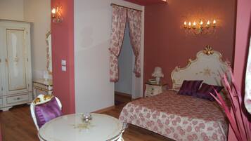 Suite, hidromasaje | Minibar, caja de seguridad en la habitación, escritorio y cunas