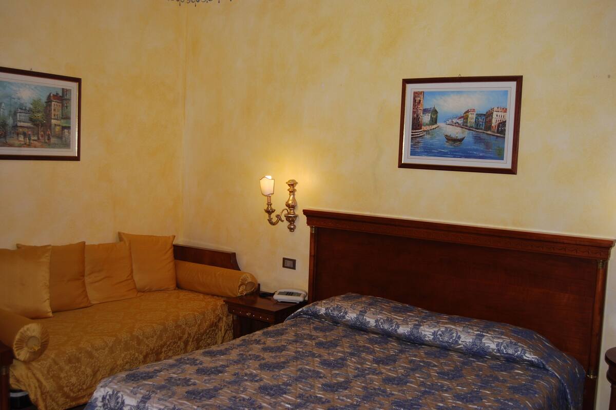 Classic Room | In-room safe, desk, free WiFi, bed sheets