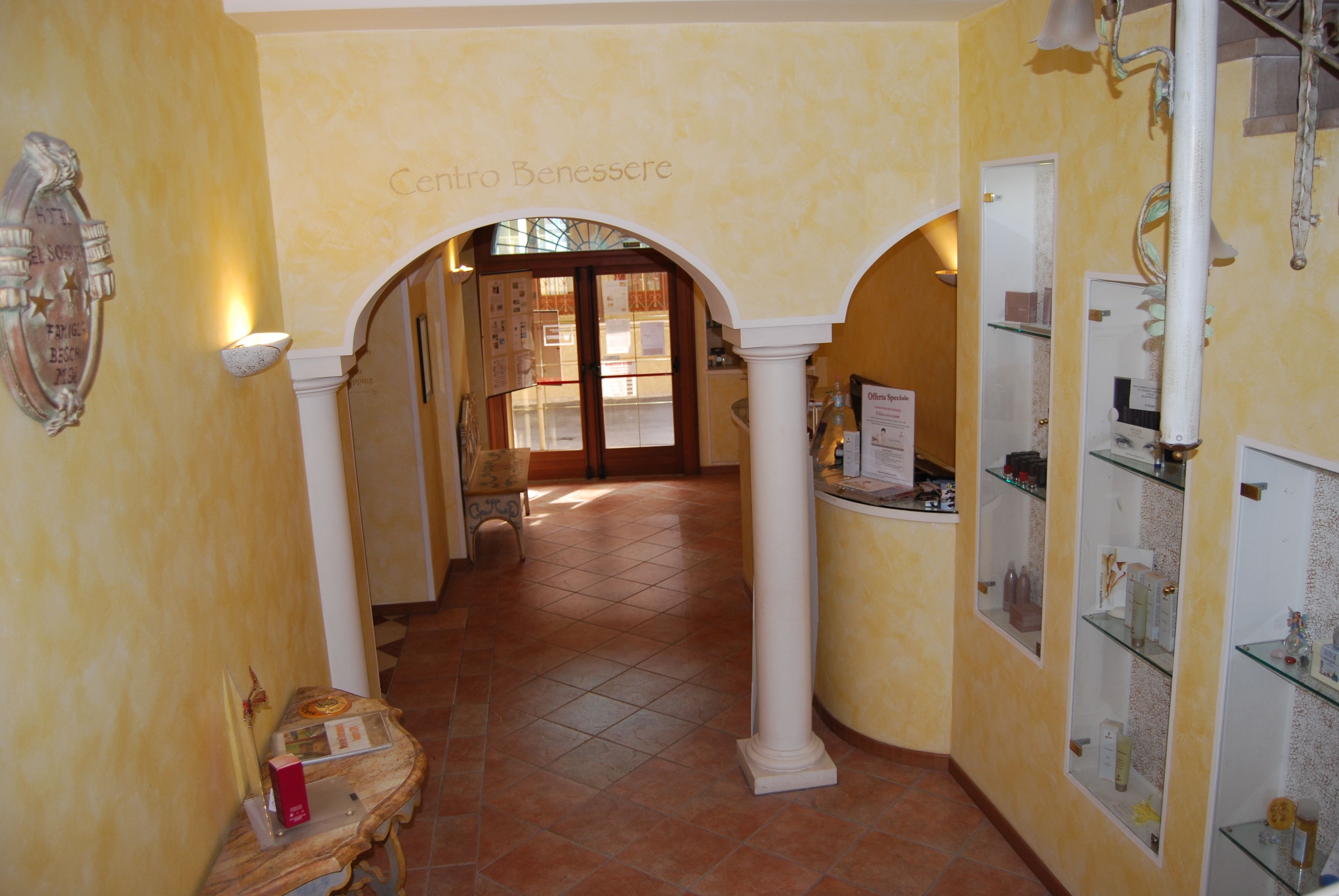 Sauna, hot tub, steam room, Turkish bath/hammam, body treatments