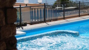 A swimming pool with a view of the sea and mountains in the background. - Garda Sol Apart-hotel Beauty & SPA (Toscolano Maderno)
