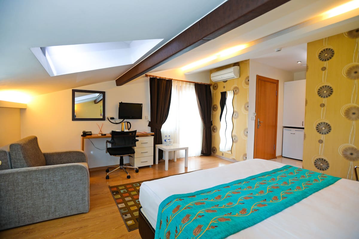 Premium bedding, in-room safe, desk, blackout curtains