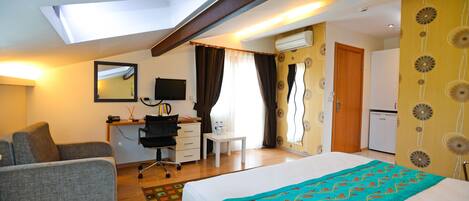 Bộ đồ giường cao cấp, két bảo mật tại phòng, bàn, màn/rèm cản sáng