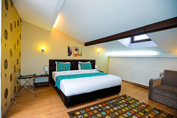 أغطية فراش متميزة وخزنة داخل الغرفة ومكتب وستائر تعتيم